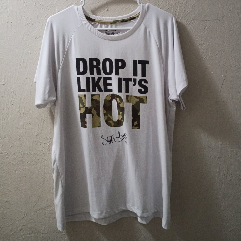 Dogg Supply Snoop Dogg “Drop It Like It’s Hot” Graphic Tee – Size Large